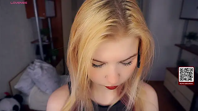 Snapshot of LynetHakes chatting on November 17, 2025, 4:18 am LynetHakes online show from November 17, 2025, 4:18 am