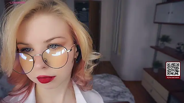 Snapshot of LynetHakes chatting on November 26, 2025, 6:36 am LynetHakes online show from November 26, 2025, 6:36 am