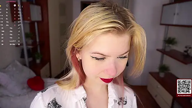 Snapshot of LynetHakes chatting on December 21, 2025, 9:22 pm LynetHakes online show from December 21, 2025, 9:22 pm