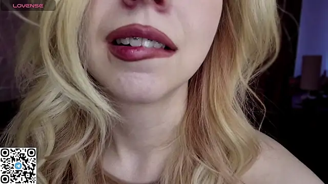 Snapshot of LynetHakes chatting on April 11, 2026, 7:45 am LynetHakes online show from April 11, 2026, 7:45 am