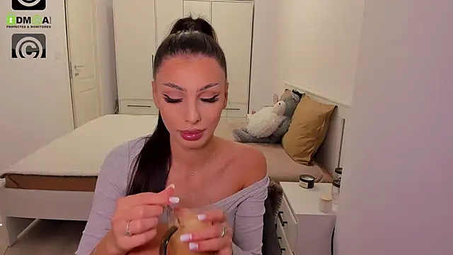 HelenShawn online show from October 14, 2025, 9:04 pm