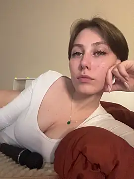 Snapshot of Molli_Luv chatting on October 30, 2025, 3:24 pm Molli Luv online show from October 30, 2025, 3:24 pm