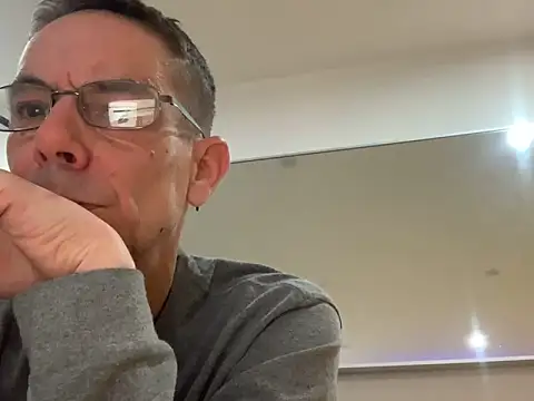 Snapshot of Kenhornu chatting on December 17, 2025, 9:32 pm Kenhornu online show from December 17, 2025, 9:32 pm