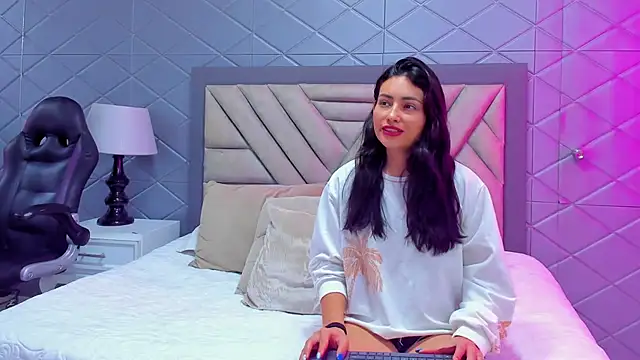 VioletRousse  online show from September 18, 2025, 2:52 pm
