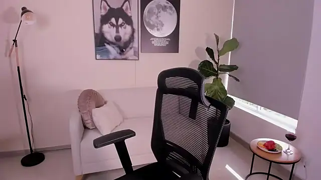 LairaScott online show from December 14, 2025, 9:19 pm