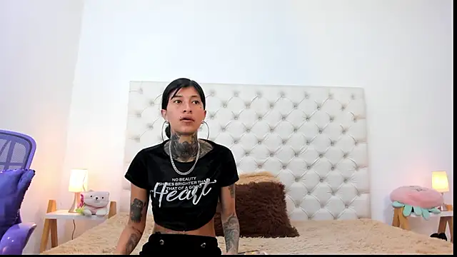 esmeralda06 online show from April 9, 2026, 1:49 pm