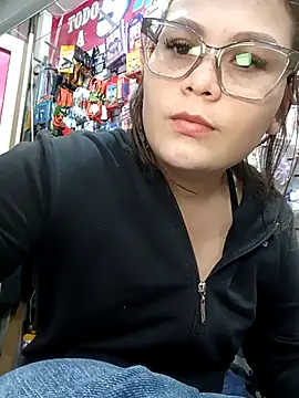 Vale Saenzz online show from November 18, 2025, 7:51 pm