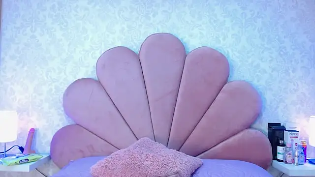 Snapshot of ElhaThomson chatting on November 10, 2025, 9:36 pm ElhaThomson online show from November 10, 2025, 9:36 pm