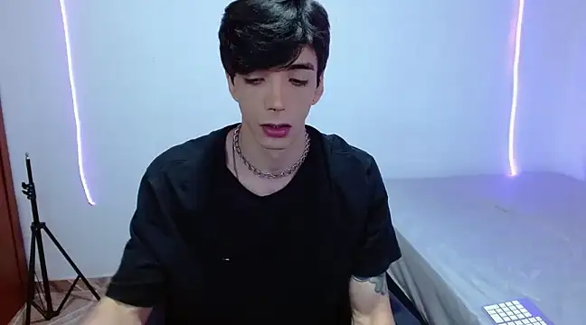 H3ll B0I online show from March 11, 2025, 3:26 am