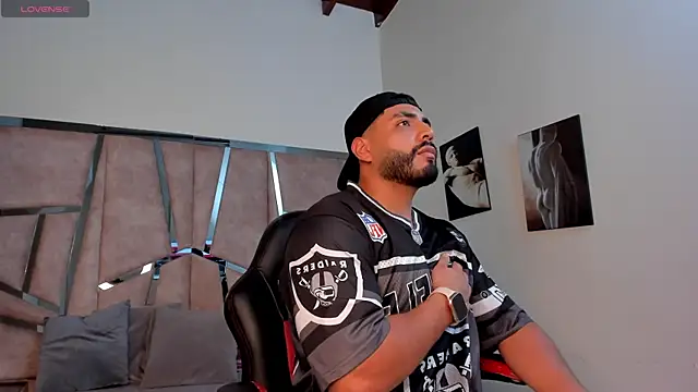 LeandroRusso online show from January 28, 2025, 7:32 pm