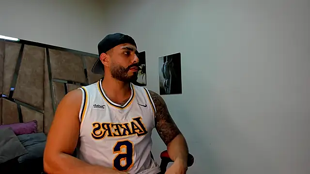 LeandroRusso online show from February 3, 2025, 8:35 pm