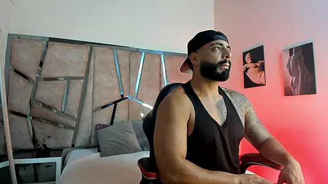 LeandroRusso online show from February 22, 2025, 7:47 pm