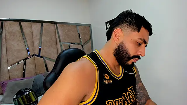 LeandroRusso online show from March 11, 2025, 9:15 pm