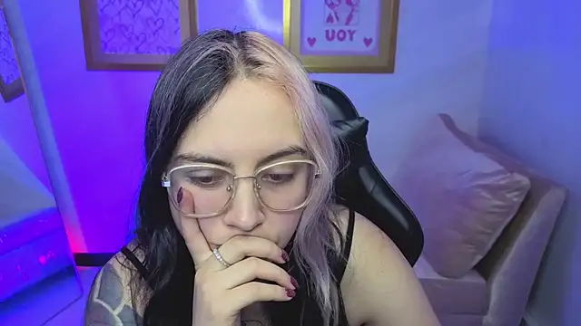 Hela v online show from January 17, 2026, 8:01 pm