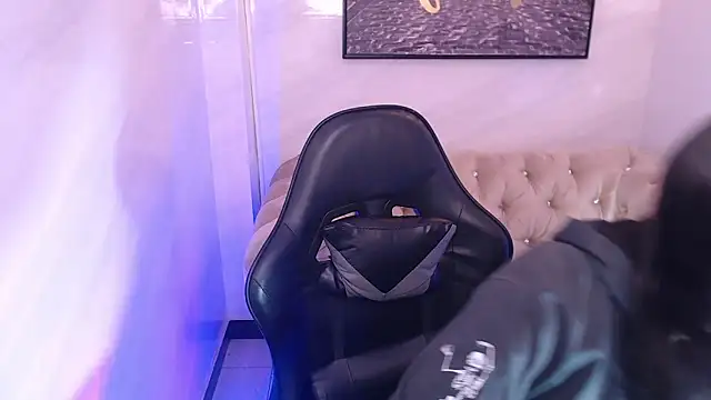 Hela v online show from March 3, 2026, 12:55 pm