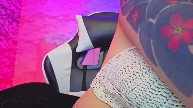 Hela v online show from March 22, 2026, 1:03 pm