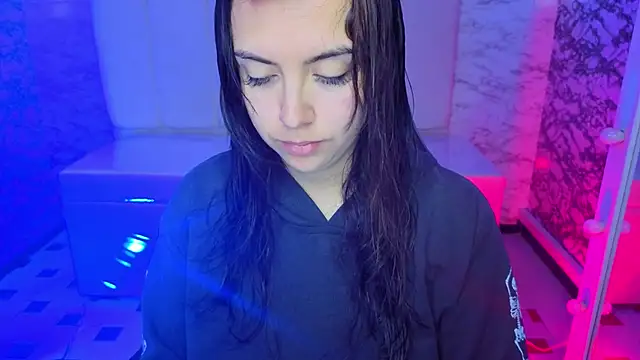 Hela v online show from April 15, 2026, 1:07 pm