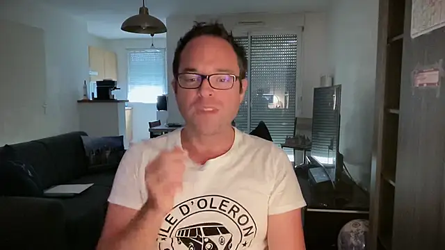 Snapshot of Funnyjul31 chatting on October 9, 2025, 10:13 am Funnyjul31 online show from October 9, 2025, 10:13 am