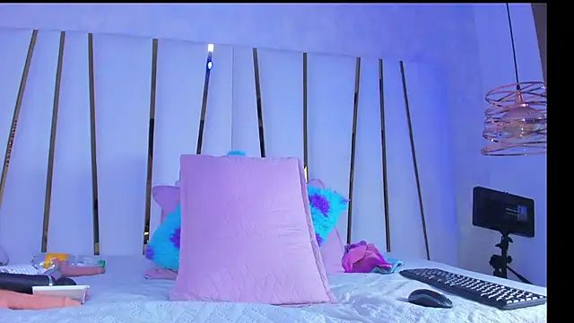 violet gray  online show from October 5, 2025, 11:41 am