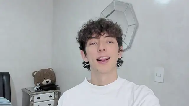 Snapshot of miketwink chatting on February 18, 2026, 11:22 pm miketwink online show from February 18, 2026, 11:22 pm