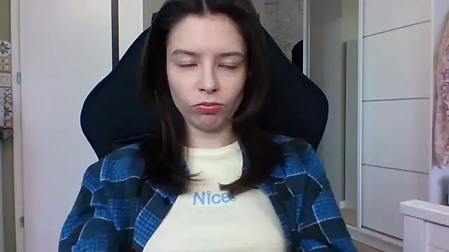 LariceSexy online show from December 15, 2025, 1:04 pm