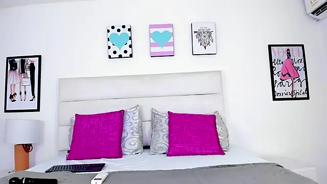 BrielaDiCaprio online show from October 21, 2025, 7:58 pm