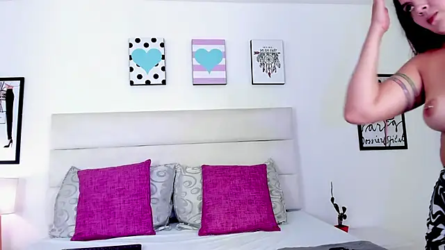 BrielaDiCaprio online show from October 23, 2025, 7:45 pm