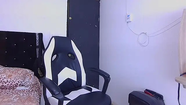 Snapshot of hot_man05 chatting on October 30, 2025, 9:15 pm hot man05 online show from October 30, 2025, 9:15 pm