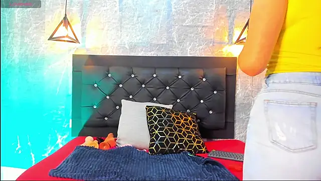 emberhodson online show from November 24, 2025, 11:32 am