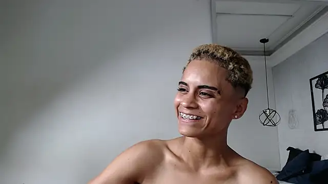 Liiamthompson online show from February 6, 2025, 8:34 pm