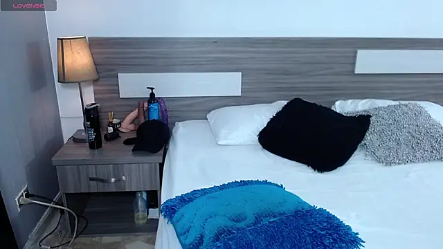 Liiamthompson online show from December 15, 2025, 9:24 am