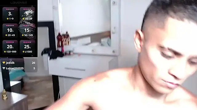 Liiamthompson online show from April 7, 2026, 9:59 pm