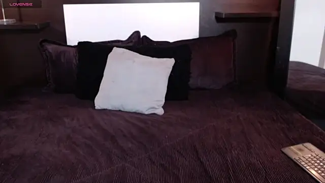 Liiamthompson online show from April 11, 2026, 9:13 am