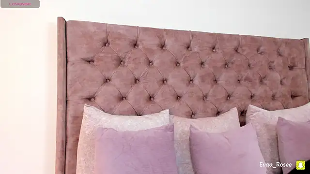 eva roseee online show from November 7, 2025, 9:15 pm