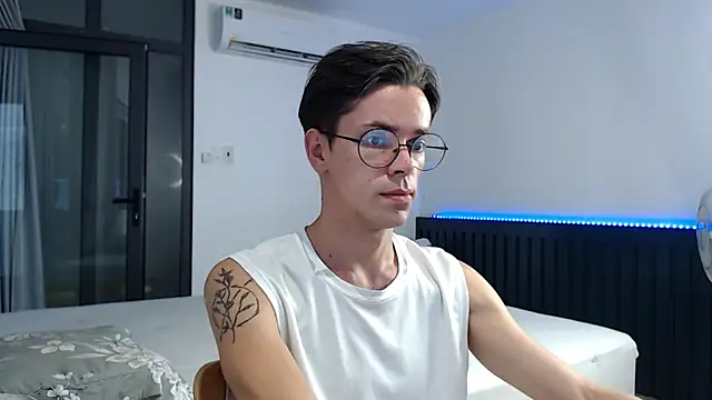 William Henry  online show from October 19, 2025, 1:39 am