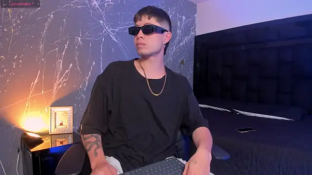 marcuscollins1  online show from October 27, 2025, 1:04 pm