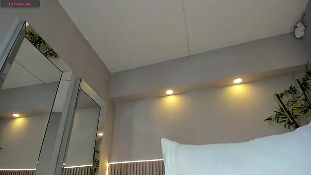 LinnaEvanson online show from October 30, 2025, 4:14 am