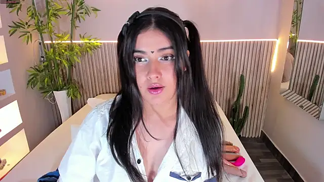 LinnaEvanson online show from November 1, 2025, 4:25 am