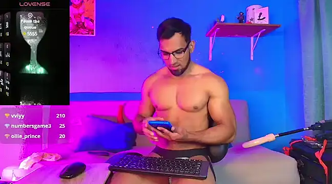 Snapshot of Maxxi_Brown chatting on February 17, 2025, 6:04 pm Maxxi Brown online show from February 17, 2025, 6:04 pm