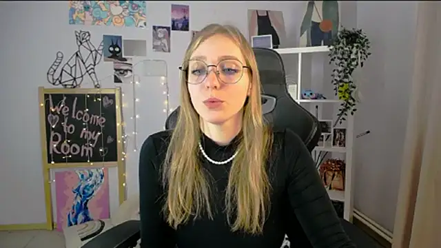 Snapshot of VeronicaAndersen chatting on March 16, 2025, 8:43 pm VeronicaAndersen online show from March 16, 2025, 8:43 pm