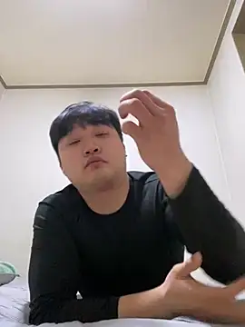 Snapshot of offwhite777 chatting on February 5, 2025, 2:48 pm offwhite777 online show from February 5, 2025, 2:48 pm