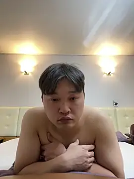 Snapshot of offwhite777 chatting on February 19, 2025, 8:10 pm offwhite777 online show from February 19, 2025, 8:10 pm