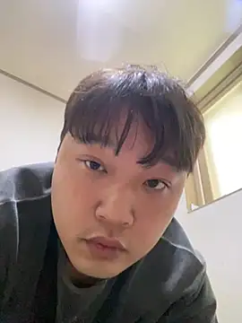 Snapshot of offwhite777 chatting on February 21, 2025, 5:46 am offwhite777 online show from February 21, 2025, 5:46 am