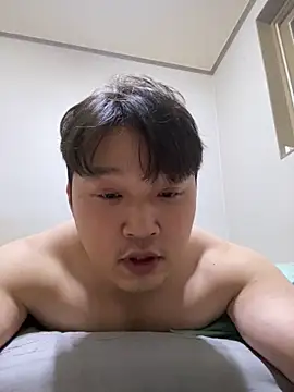 Snapshot of offwhite777 chatting on February 24, 2025, 2:26 pm offwhite777 online show from February 24, 2025, 2:26 pm