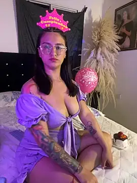 Snapshot of Emma_Giraldo chatting on September 30, 2025, 12:04 am Emma Giraldo online show from September 30, 2025, 12:04 am