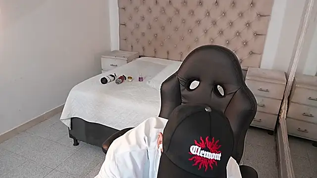 JhoanLeandro online show from February 22, 2026, 6:02 am