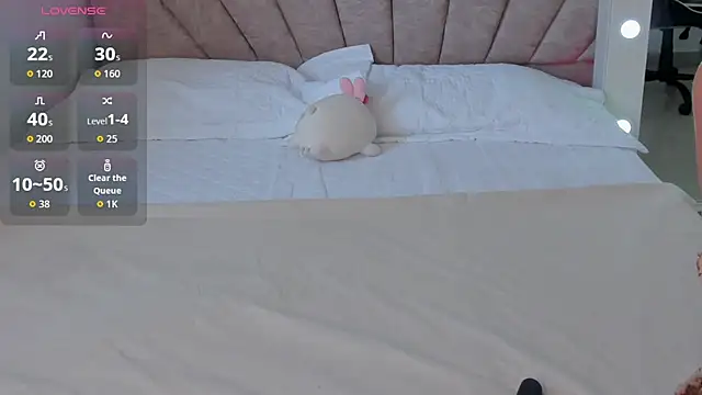 Snapshot of leahaltomm chatting on November 10, 2025, 8:41 pm leahaltomm online show from November 10, 2025, 8:41 pm