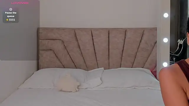 Snapshot of leahaltomm chatting on November 11, 2025, 8:53 pm leahaltomm online show from November 11, 2025, 8:53 pm