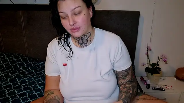 Snapshot of CannabisQueenn chatting on February 3, 2025, 8:03 pm CannabisQueenn online show from February 3, 2025, 8:03 pm