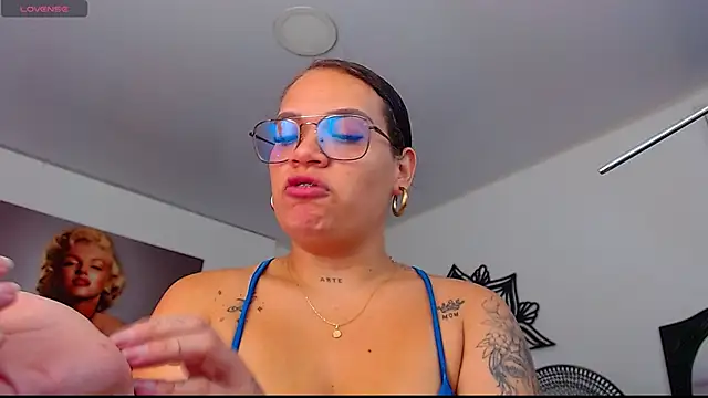 Snapshot of Taliana36 chatting on October 23, 2025, 12:26 pm Taliana36 online show from October 23, 2025, 12:26 pm